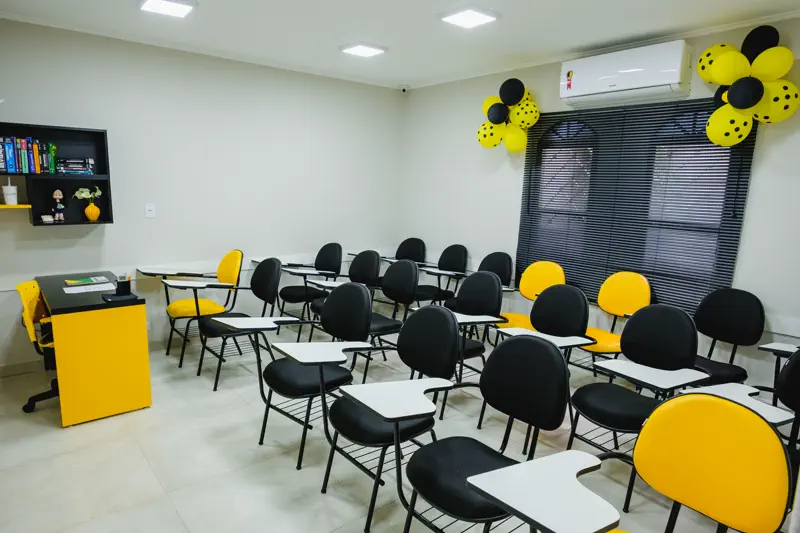 Sala de aula equipada para estudos